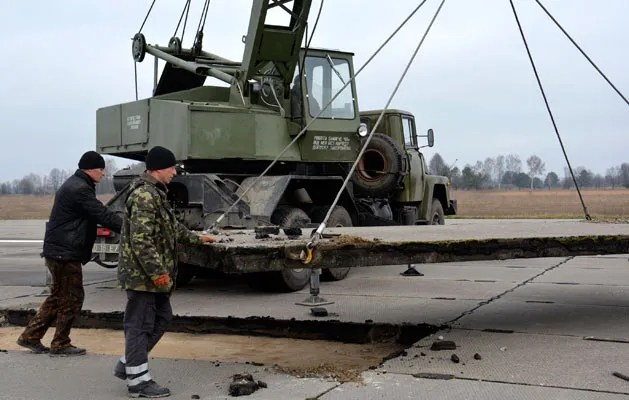 На Луцькому військовому аеродромі почали ремонтувати злітну смугу