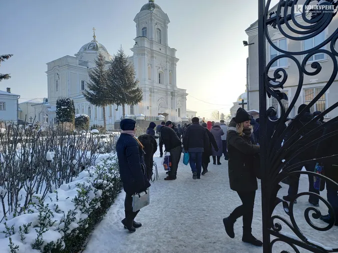 Біля луцького собору – черги: люди чекають на освячену воду, а вона замерзає (фото)