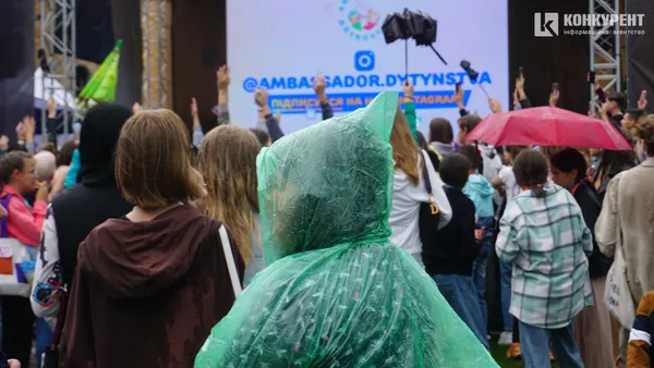 Мокрі і щасливі: у Луцькому замку – дитячий фестиваль під зливою (фото, відео)