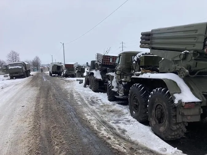 Без палива та їжі: російські окупанти покидають військову техніку (фото)