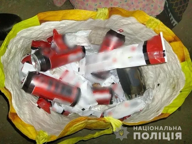 Енергетики, ноутбук, шурупокрут: у Луцьку 18-річні юнаки «обнесли» склад (фото, відео)