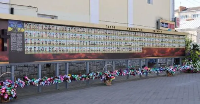 У Луцьку на Театральному майдані оновили фотостенд пам'яті загиблих Героїв (фото)