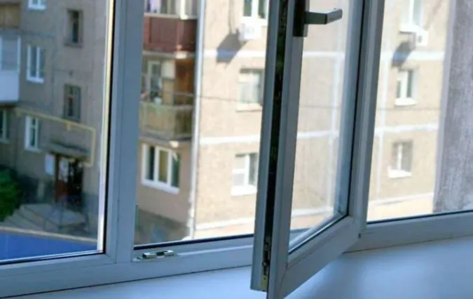 Повідомили, в якому стані госпіталізували 13-річного хлопця, який у Луцьку випав з вікна