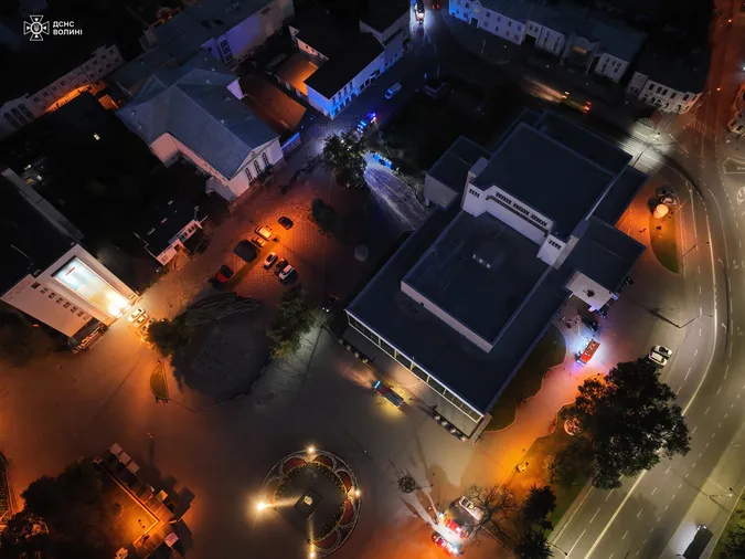 Спецтехніка, рятувальники і дрони: що сталося під ранок в центрі Луцька (фото)