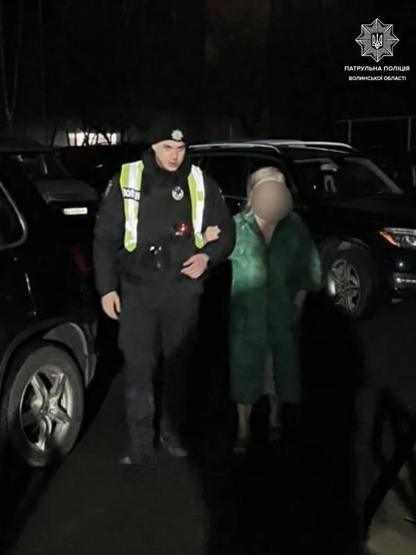 Без верхнього одягу та взуття: у Луцьку патрульні повернули додому літню жінку (фото)