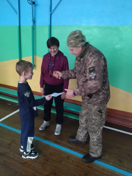 Зворушливо до сліз: боєць приїхав до хлопчика з Луцька, аби подякувати за малюнок