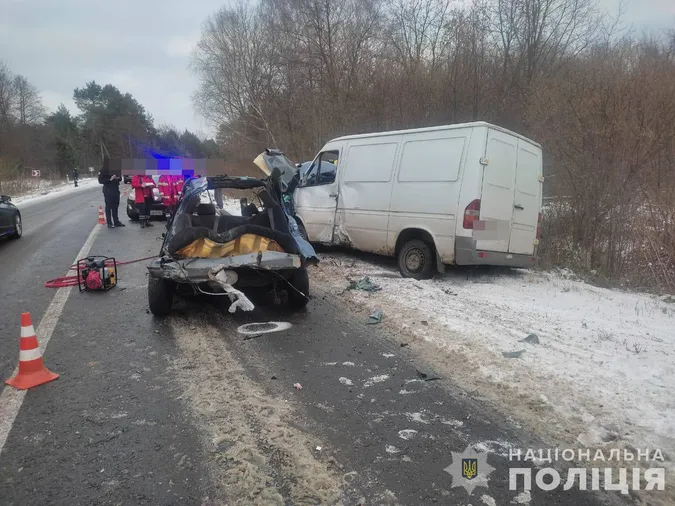 Легковик розірвало навпіл: на Волині у страшній ДТП загинули чоловік і жінка (фото)