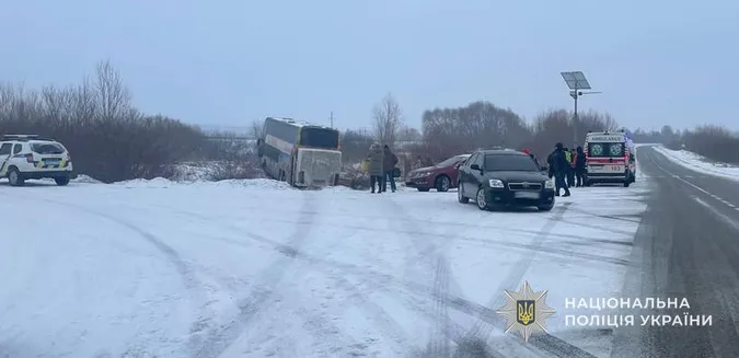 Автобус злетів з траси Львів – Луцьк: троє пасажирок травмовані (фото)
