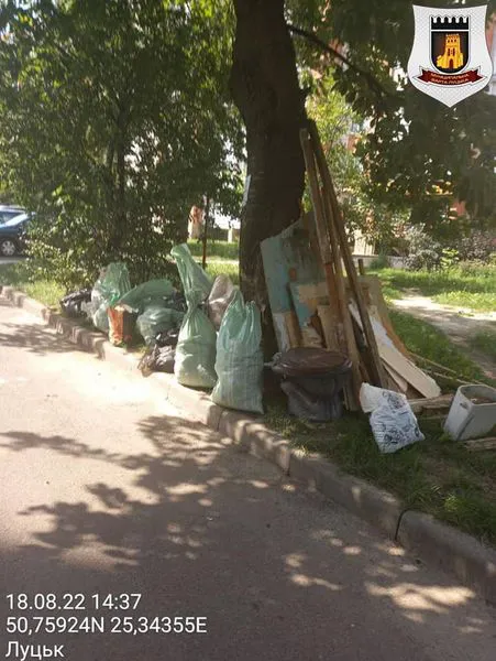 Залишили сміття після ремонтів: лучан-«нечупар» змусили прибрати за собою (фото)