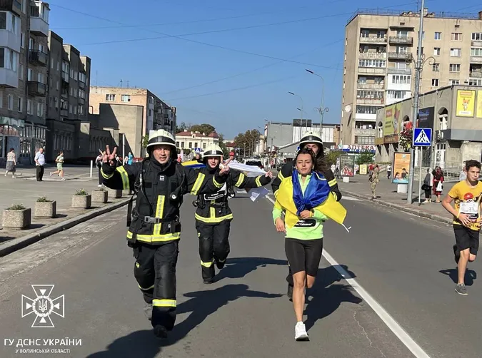 Бігли за Героїв: у Ковелі рятувальники долучились до патріотичного забігу (фото)