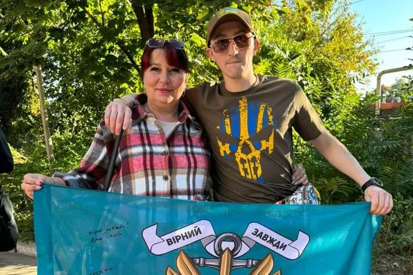 Олександр Музика із мамою після звільнення з полону