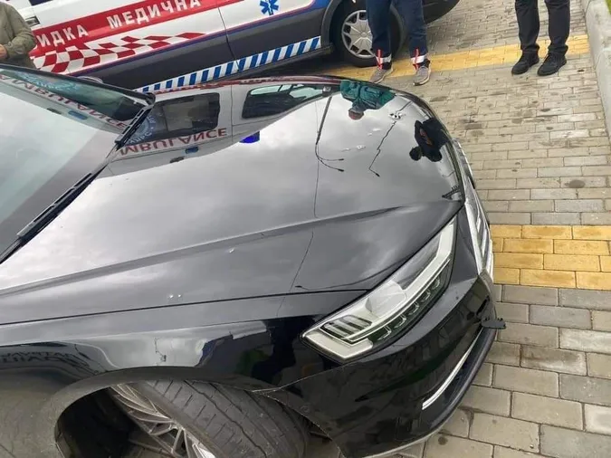 Під Києвом обстріляли авто першого помічника Зеленського (фото, відео, оновлюється)