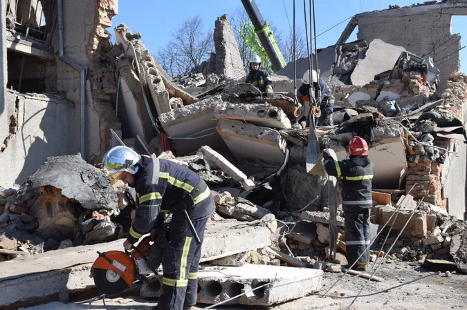 Внаслідок російського ракетного удару по телевежі в Рівному загинули 9 людей (фото)