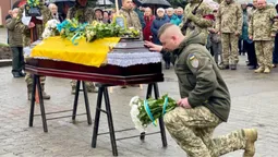 Тіло шукали два роки: Нововолинська громада попрощалася з воїном Костянтином Мрочком (фото)