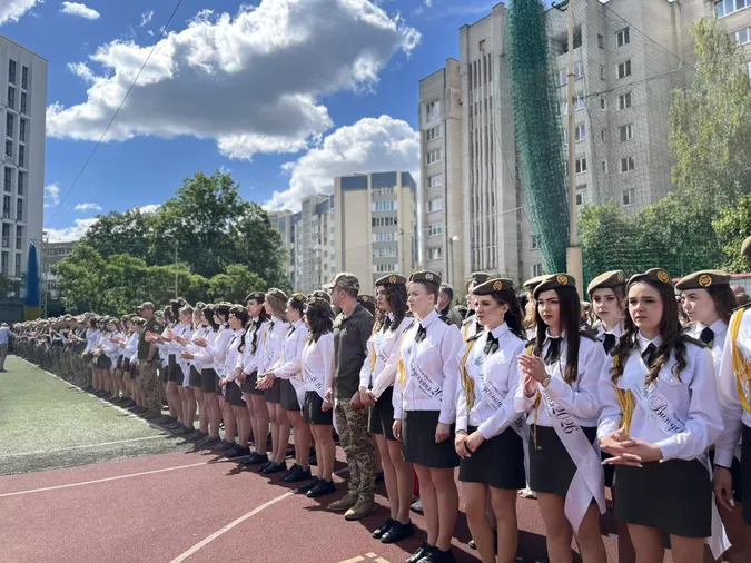 Майже 400 ліцеїстів завершили навчання у військовому ліцеї на Волині (фото)