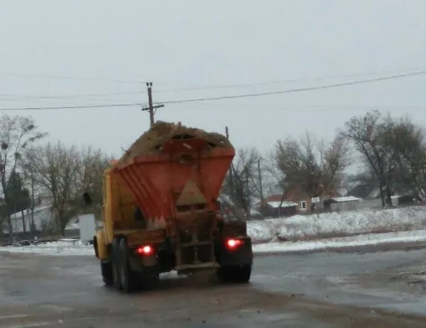 Ожеледиця: на волинські дороги знову виїхала спецтехніка (фото)