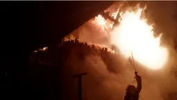На Волині вночі горіла дерев'яна хата (фото)