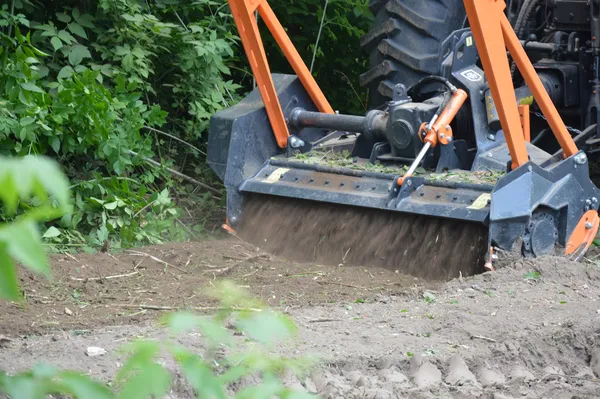 У луцькому парку показали, як боротимуться із чагарниками завдяки мульчеру (фото,  відео)