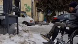У Луцьку через нерозчищений сніг ветеран на колісному кріслі не потрапив до аптеки (відео)
