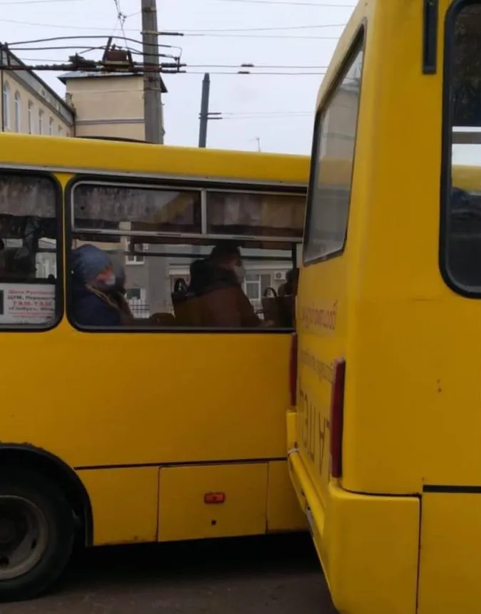 У Луцьку «потерлися» маршрутки (фотофакт)
