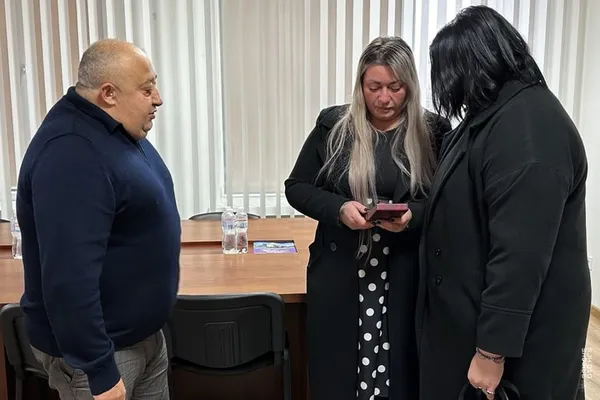 На Волині рідним загиблих нацгвардійців вручили державні нагороди (фото)