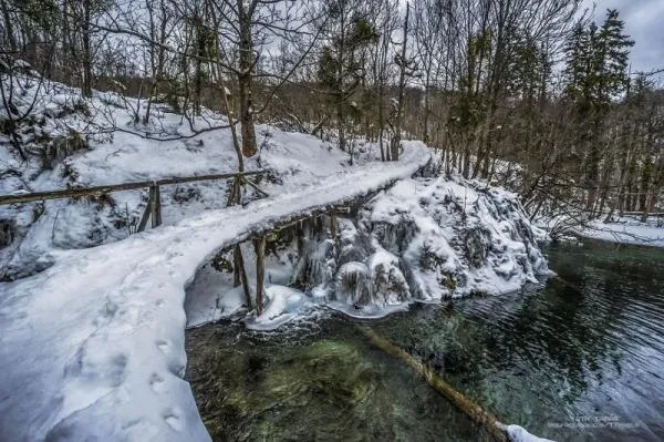 Фотограф показав неймовірні світлини замерзлих водоспадів
