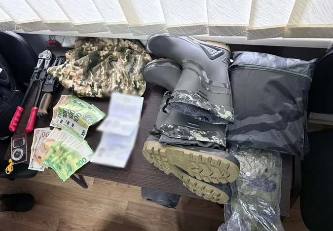 З кусачками і гумовими чоботами: на Волині затримали молодиків, які лізли через кордон