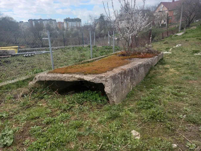 Бетонна плита на вулиці Князів Острозьких, 23