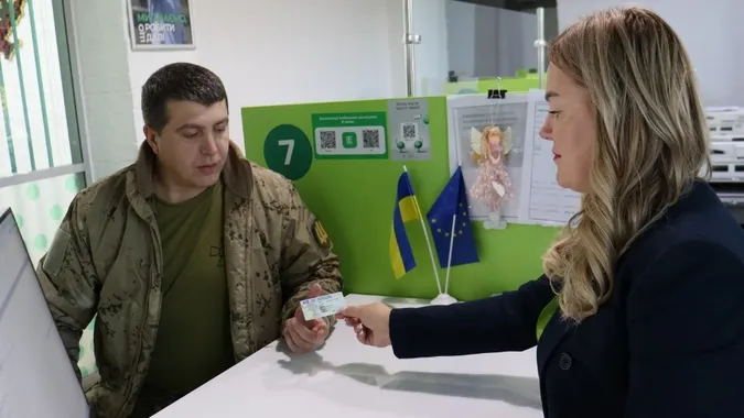 У Луцьку військовий безплатно відновив документи, втрачені під час ворожої атаки