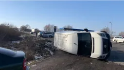 Біля Здолбунова – ДТП: бус зіткнувся з легковиком і перевернувся (фото)