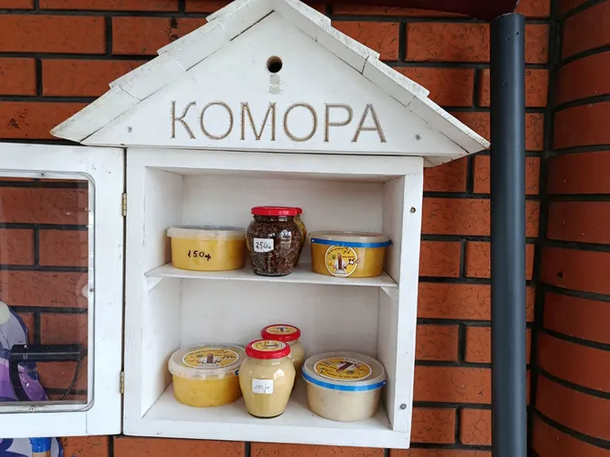 Береш товар – залишаєш гроші: як у Ківерцях продають мед без продавця (фото)