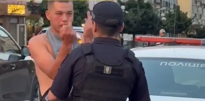 У Луцьку п'яний молодик їздив на возі та тикав «фак» патрульним (відео)