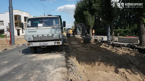 Встановлюють нові бордюри: що коїться на проспекті Волі у Луцьку (фото)