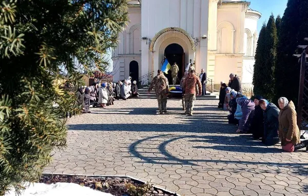 Понад рік вважався зниклим безвісти: у Ковелі попрощалися з воїном Миколою Петровським (фото)