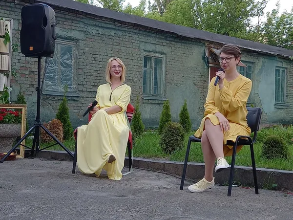 Книжкові передбачення, музика і солодощі: у Луцьку почалася абрикосова вечірка (фото)