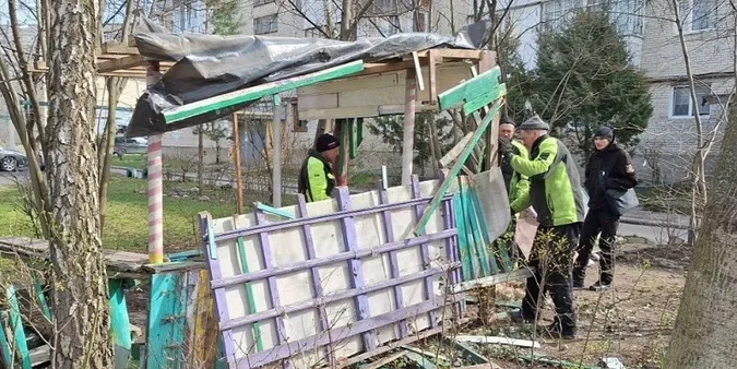 Муніципали розібрали «самовільну» бесідку біля будинку у Луцьку (фото)