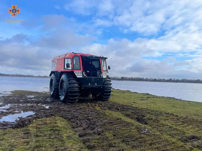 Ковельські рятувальники вчились працювати на болотоході (фото)