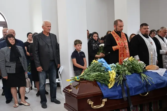«Був найбільшою опорою і підтримкою»: на Волині попрощалися з загиблим воїном Ігорем Лавришиним
