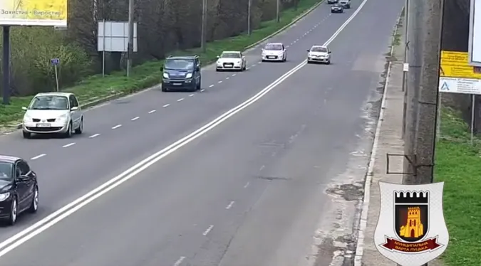 У Луцьку водій «рено» перетнув подвійну суцільну лінію, аби обігнати автомобілі (відео)