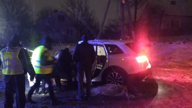 Водія діставали з деформованого авто: на Волині зіткнулися вантажівка та легковик (фото)