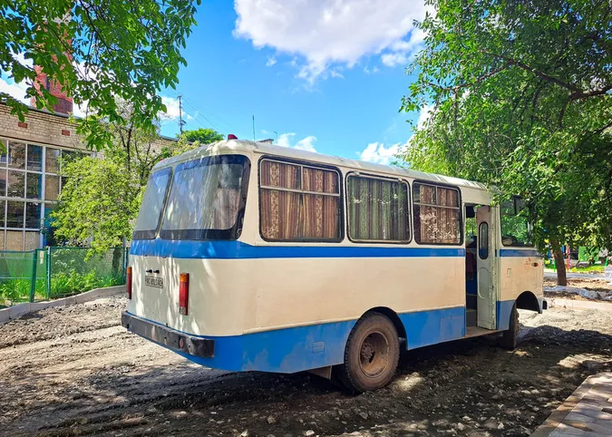Луцьком досі їздить раритетний синій «таджик» (фото)