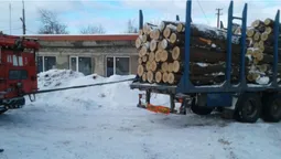 Вантажівка з деревиною, автобус і «швидка»: зі снігових заметів витягнули 14 автомобілів (фото)