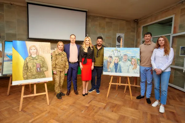 Фельдшерка-захисниця з Луцька стала героїнею картини, яку побачать в Нью-Йорку та Парижі (фото)