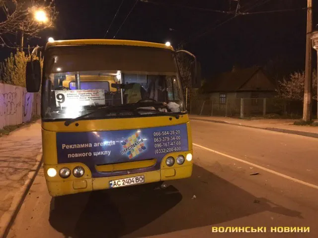 У Луцьку легковик врізався в маршрутку та втік (фото)