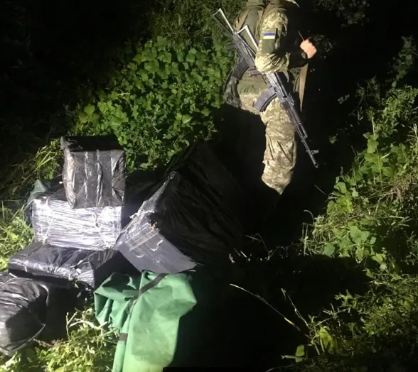 Човен і 5 тисяч пачок сигарет: волинські прикордонники завадили контрабандистам (фото)