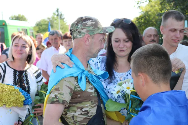Експолонений Ігор Жуковський повернувся в рідне село: як зустріли захисника (фото)
