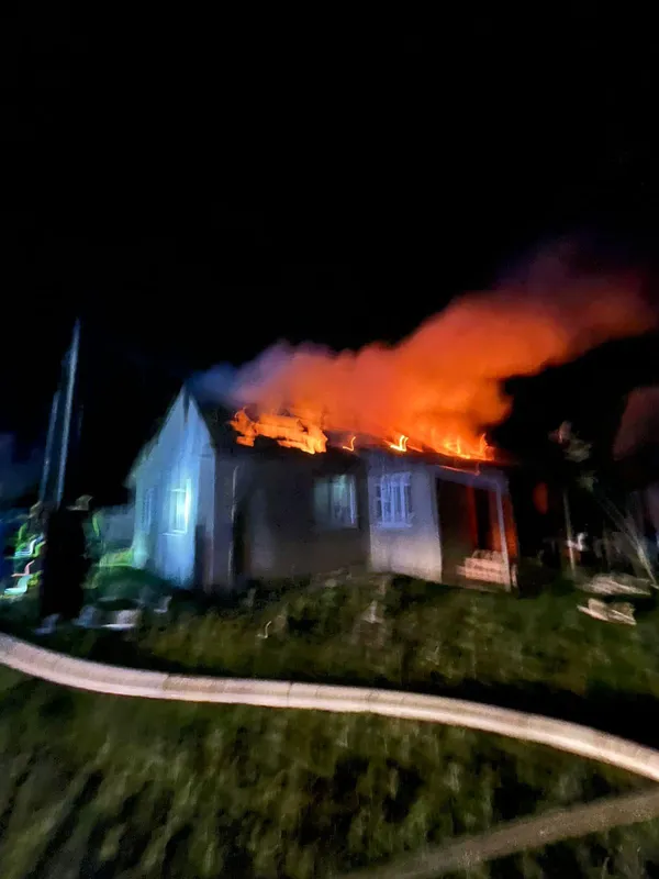 У Луцькому районі горів будинок – на місці працювали рятувальники (фото)
