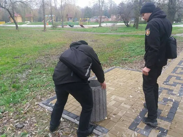 У луцькому парку вандали потопили смітники (фото)