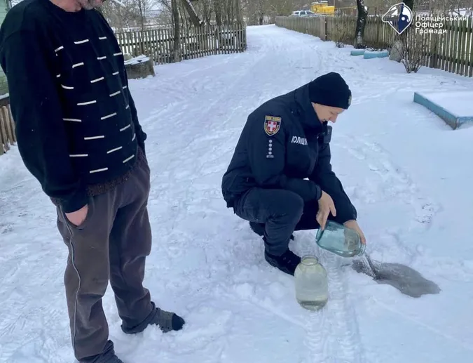 Перевіряли «точки»: на Волині поліцейські вилили десятки літрів самогону (фото)