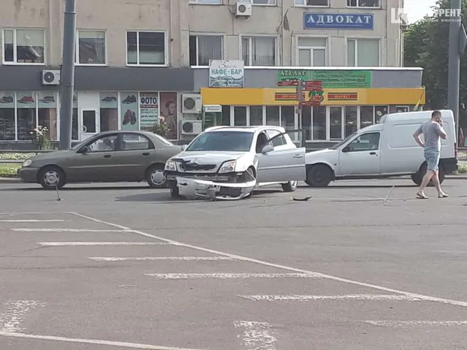 Відвалився бампер: у Луцьку не розминулися дві автівки (фото, відео)